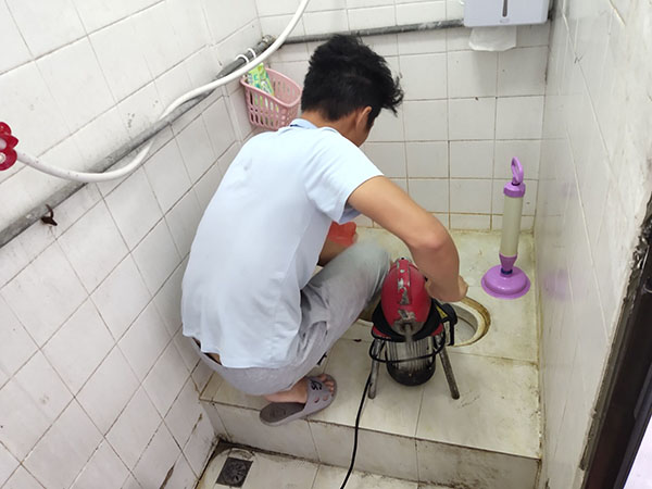 错那管道堵塞冒臭气 专业师傅现场解决问题