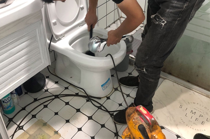 错那马桶堵塞自己疏通还是找师傅?专业上门服务让你省时更省心